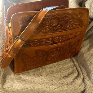 Vintage Beautiful Rose Design Handtooled leather “El Venado” brand & coin purse